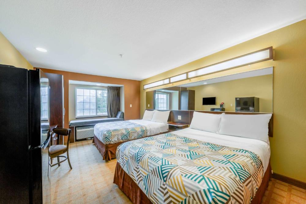 Queen Room with Two Queen Beds - Non-Smoking interior